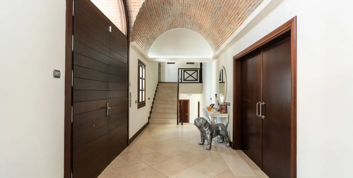 Sale of detached villa in El Paraiso 6