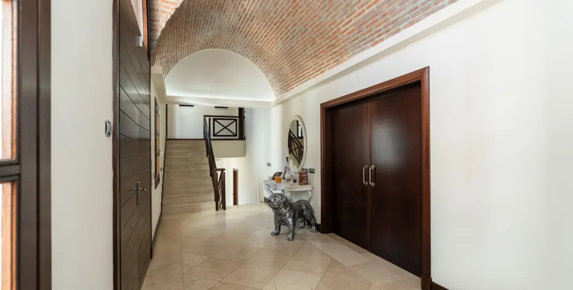 Sale of detached villa in El Paraiso 7