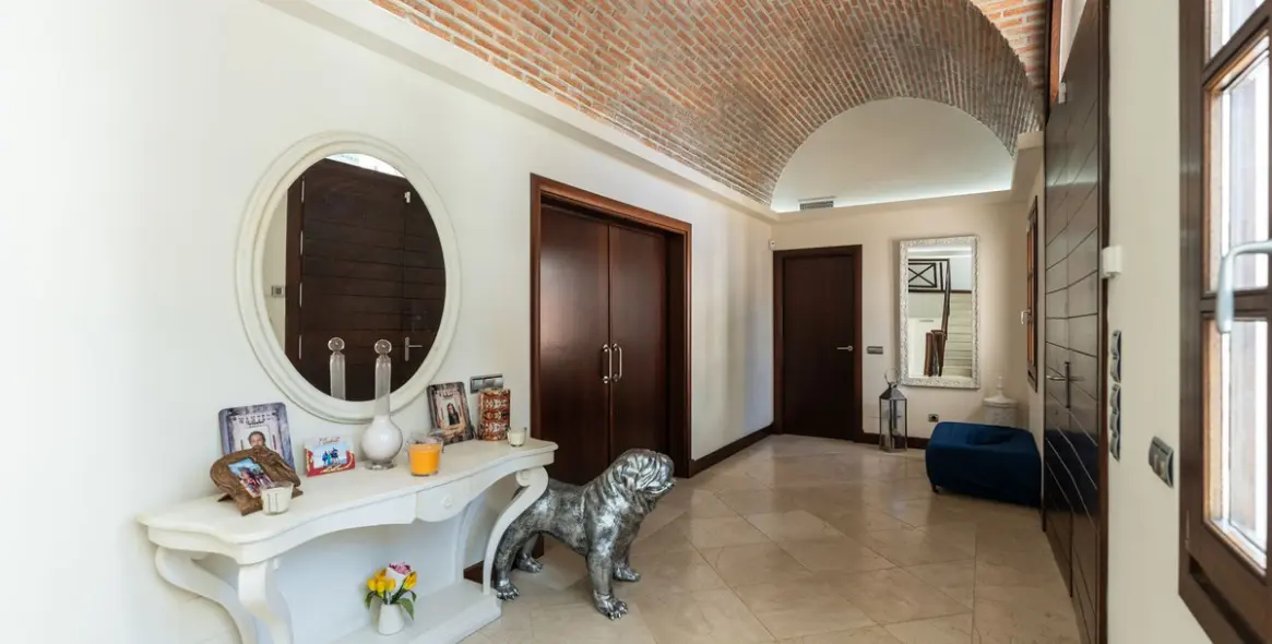 Sale of detached villa in El Paraiso 8