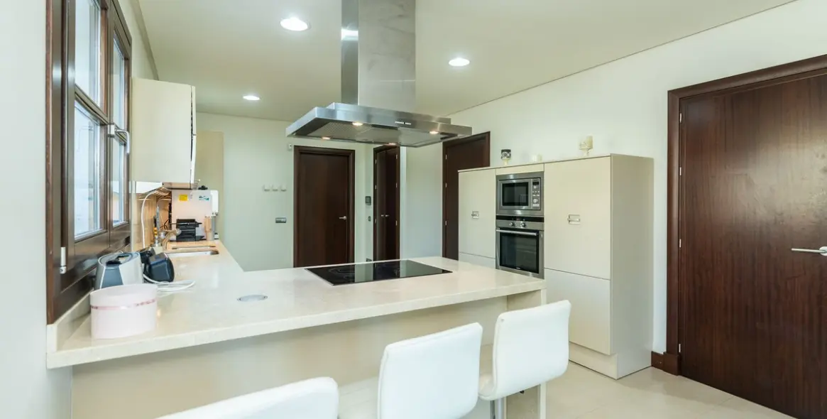 Sale of detached villa in El Paraiso 10