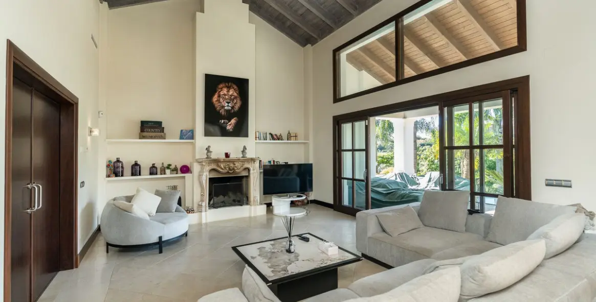 Sale of detached villa in El Paraiso 14