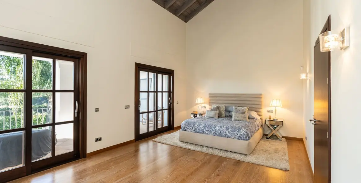 Sale of detached villa in El Paraiso 16