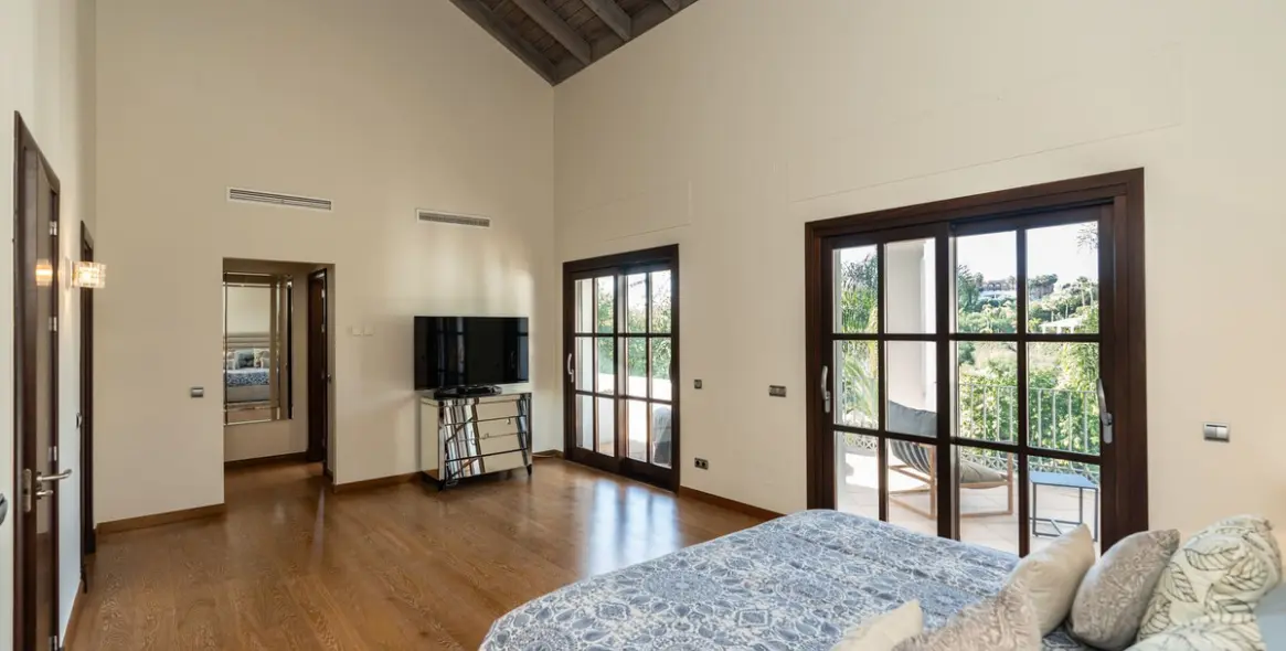 Sale of detached villa in El Paraiso 17