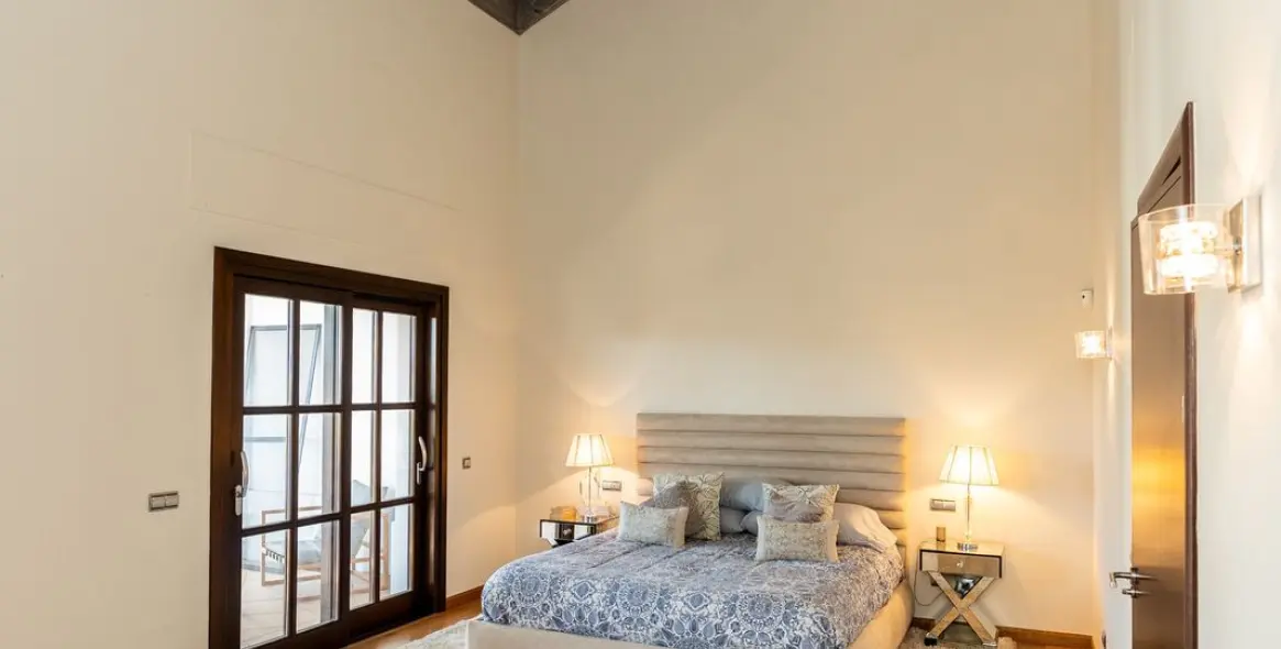 Sale of detached villa in El Paraiso 18