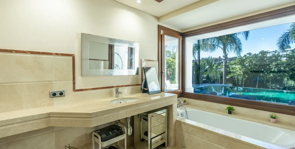 Sale of detached villa in El Paraiso 21