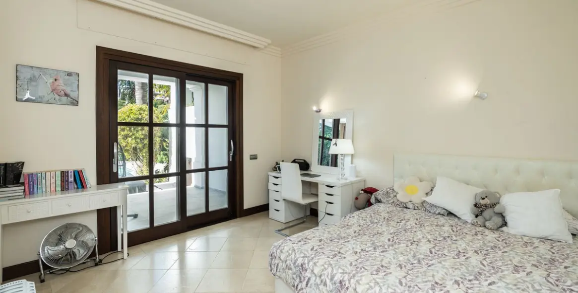 Sale of detached villa in El Paraiso 22