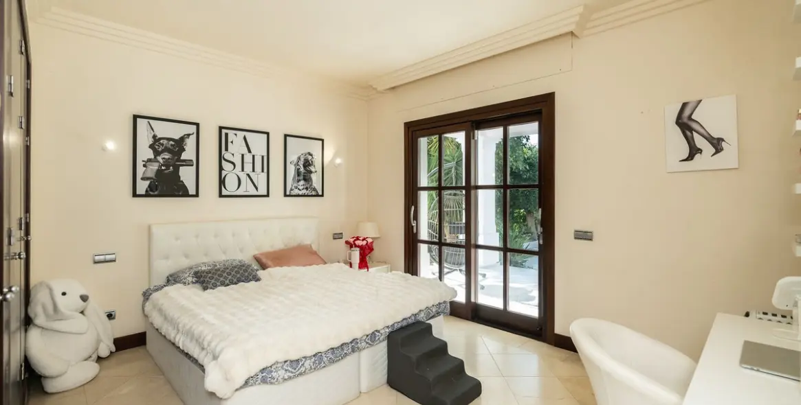 Sale of detached villa in El Paraiso 23