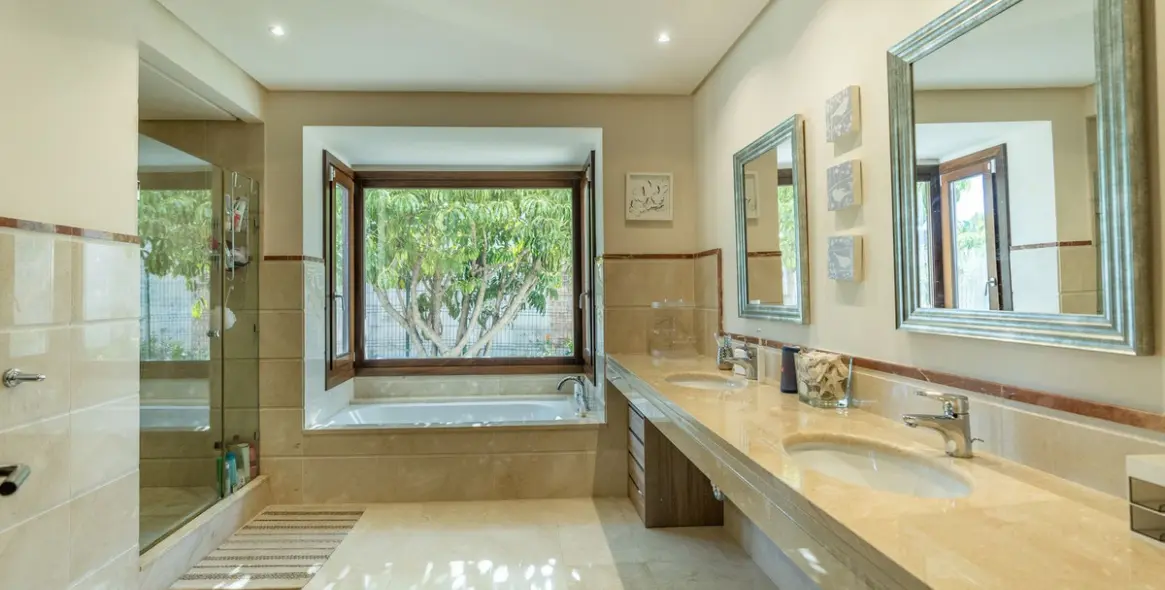 Sale of detached villa in El Paraiso 24