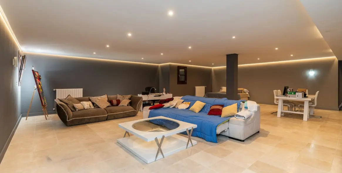 Sale of detached villa in El Paraiso 25