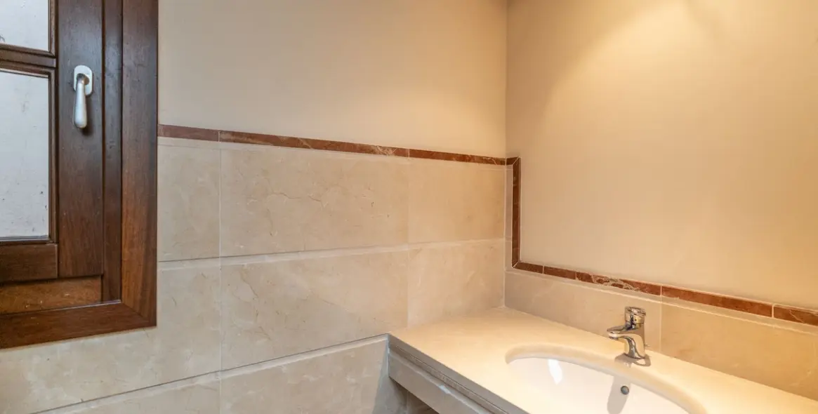 Sale of detached villa in El Paraiso 26