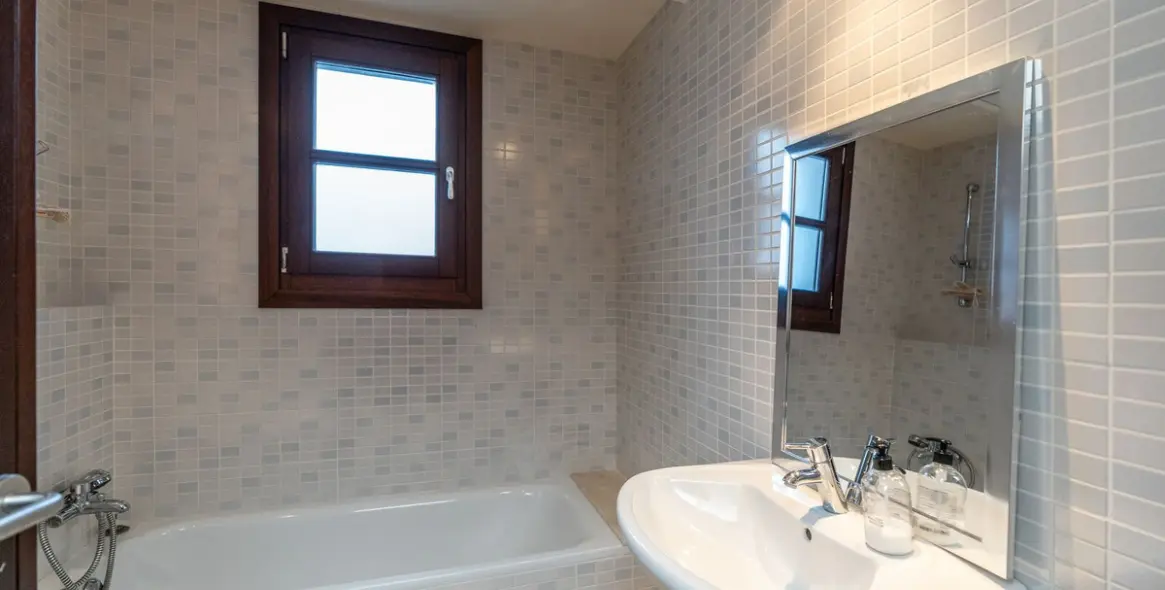 Sale of detached villa in El Paraiso 28