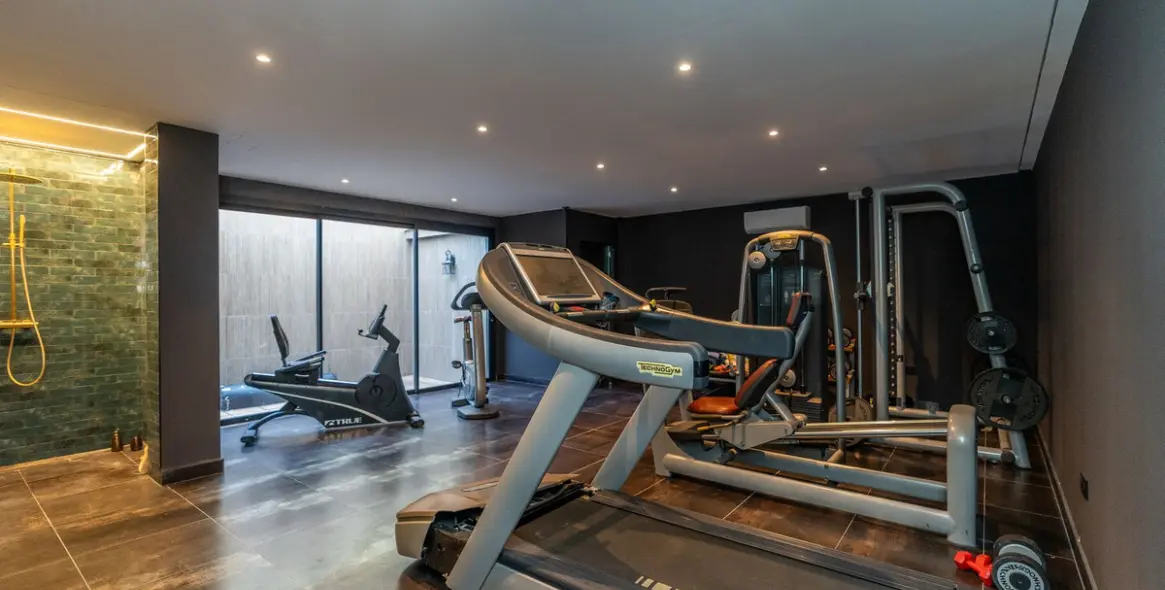 Sale of detached villa in El Paraiso 31