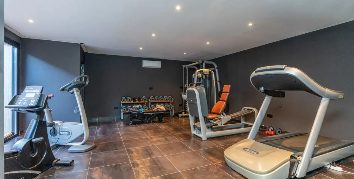 Sale of detached villa in El Paraiso 32