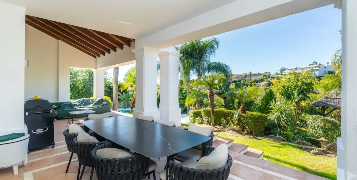 Sale of detached villa in El Paraiso 33