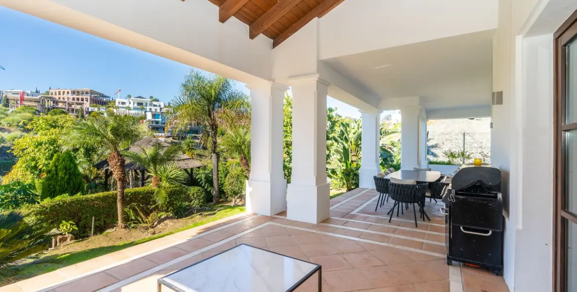 Sale of detached villa in El Paraiso 34