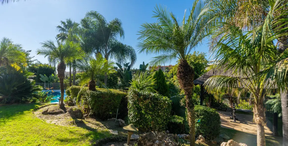 Sale of detached villa in El Paraiso 35