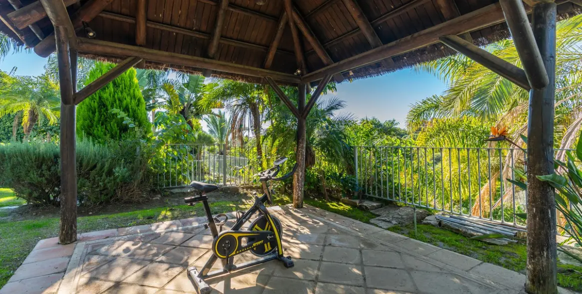 Sale of detached villa in El Paraiso 36