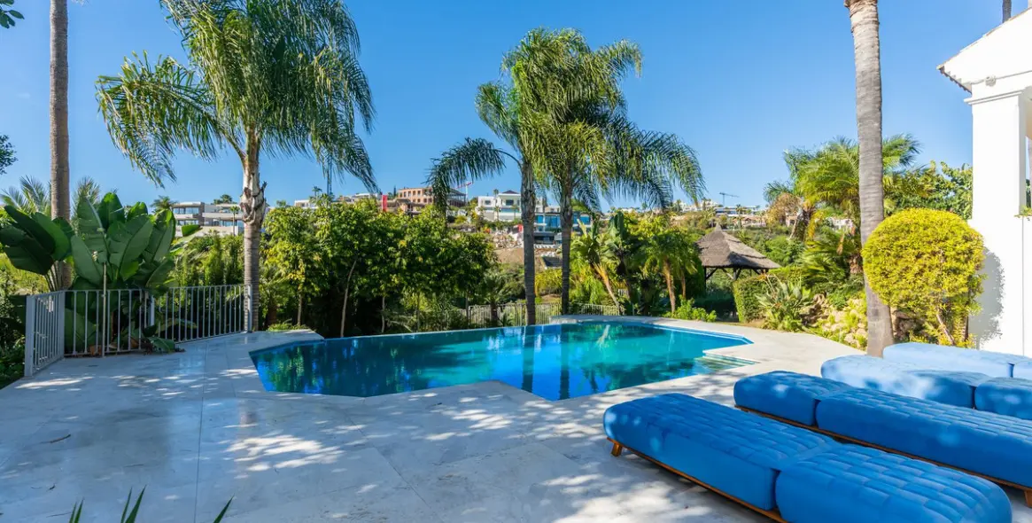 Sale of detached villa in El Paraiso 37