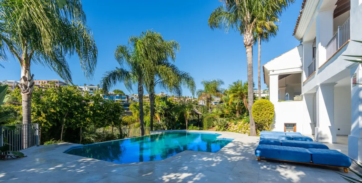 Sale of detached villa in El Paraiso 38