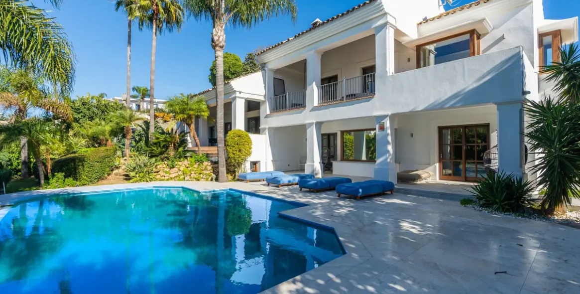 Sale of detached villa in El Paraiso 39