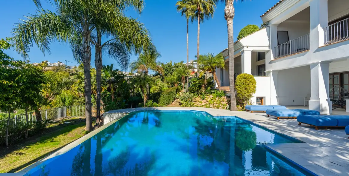 Sale of detached villa in El Paraiso 40