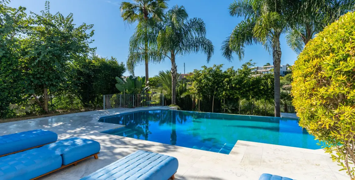 Sale of detached villa in El Paraiso 41