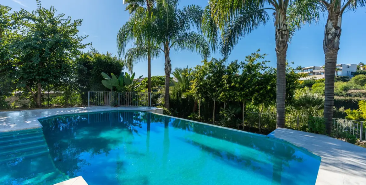 Sale of detached villa in El Paraiso 42