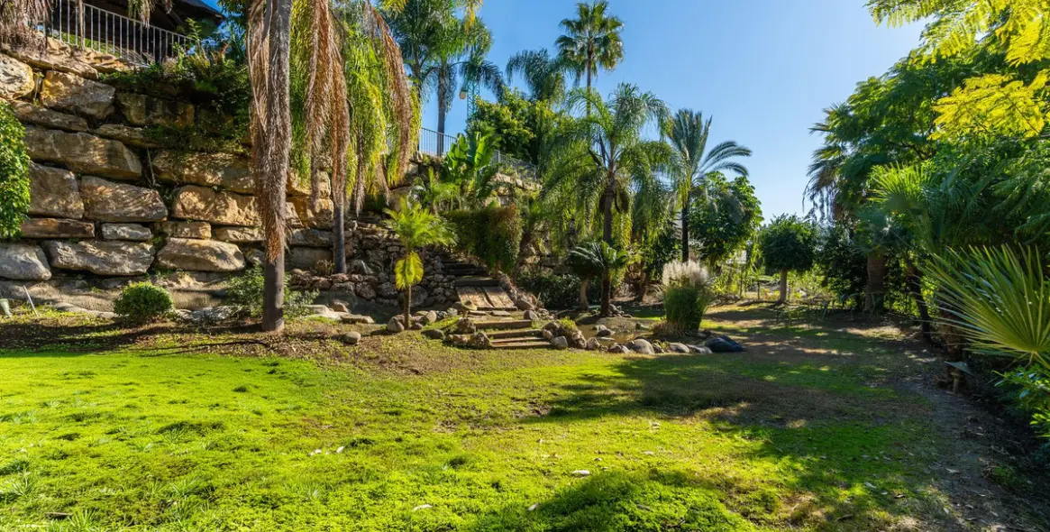 Sale of detached villa in El Paraiso 44