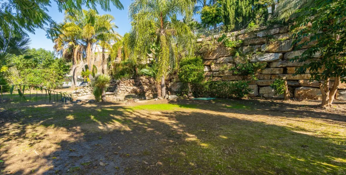 Sale of detached villa in El Paraiso 45