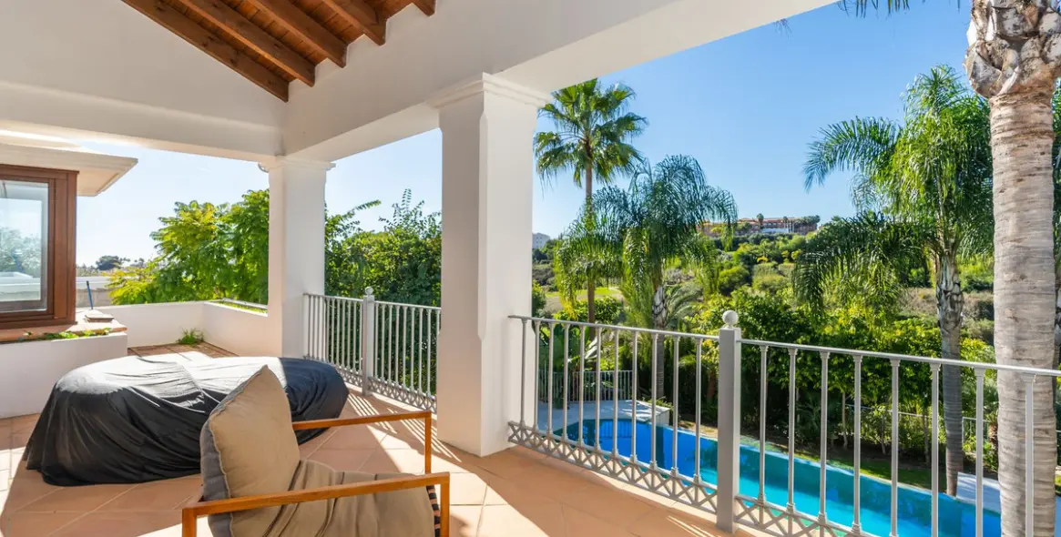 Sale of detached villa in El Paraiso 46