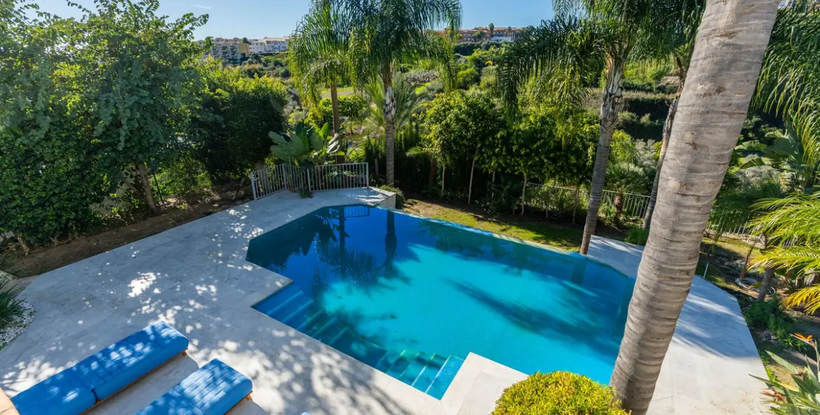 Sale of detached villa in El Paraiso 47