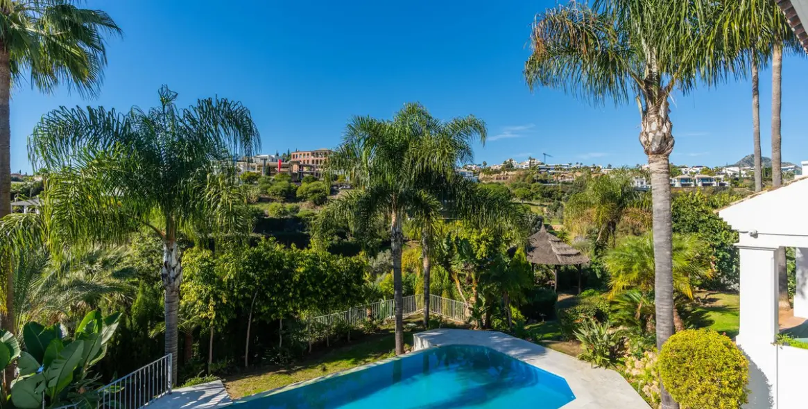 Sale of detached villa in El Paraiso 48