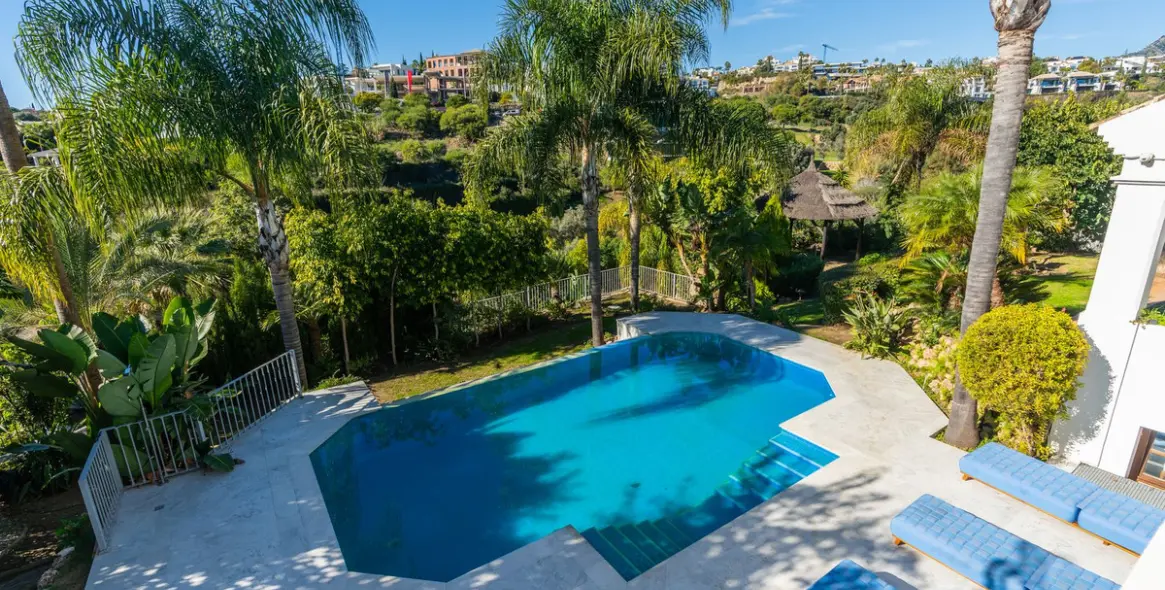 Sale of detached villa in El Paraiso 49