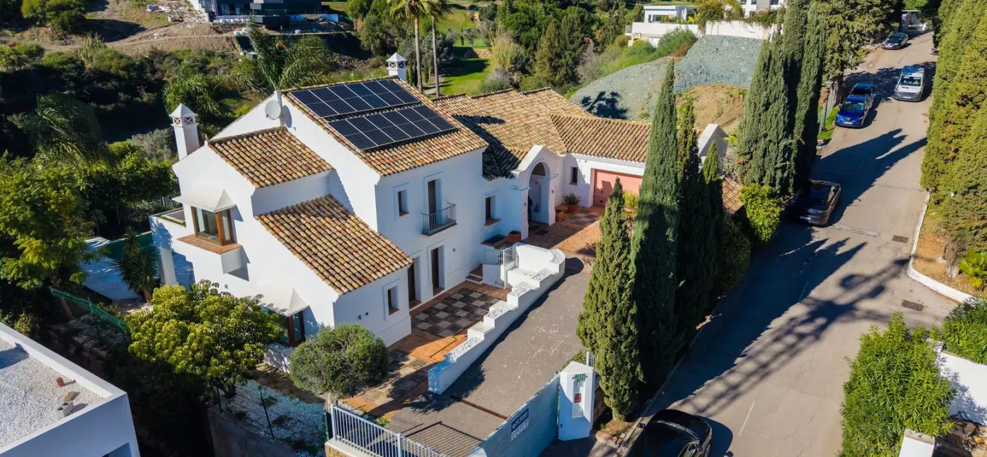 Sale of detached villa in El Paraiso 1