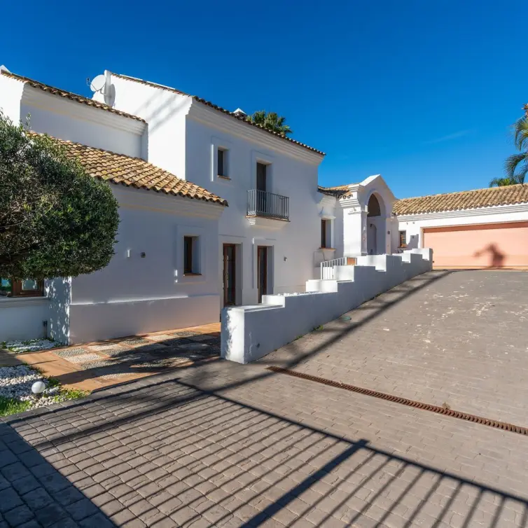 Sale of detached villa in El Paraiso