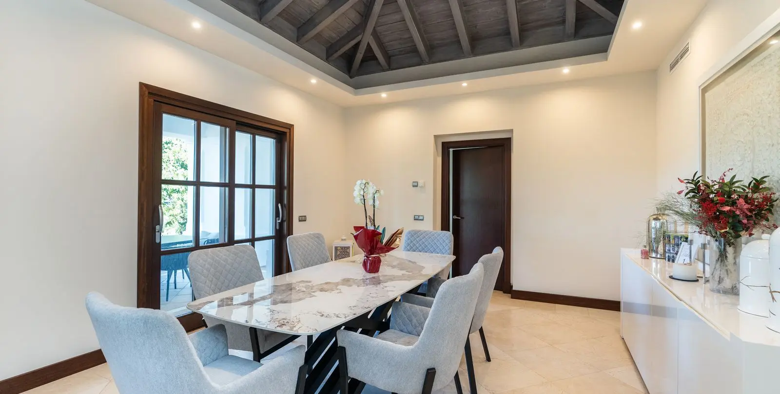 Sale of detached villa in El Paraiso 12