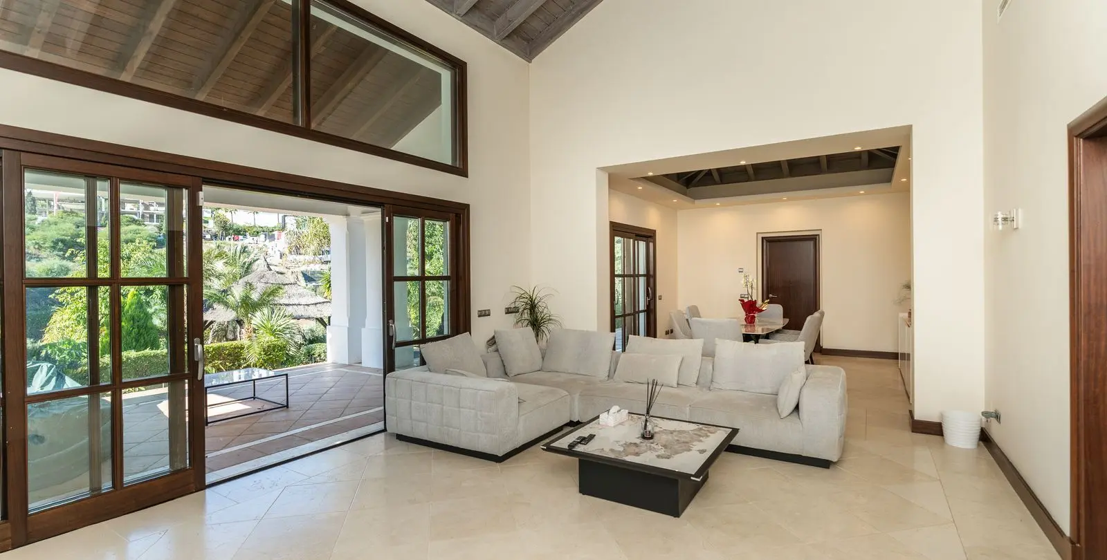Sale of detached villa in El Paraiso 15