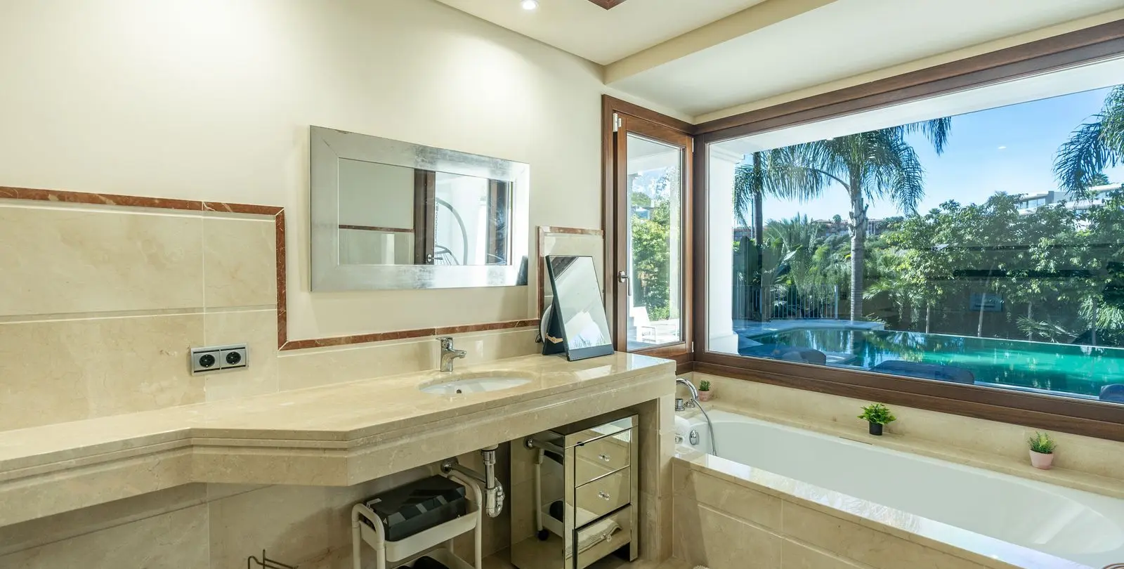 Sale of detached villa in El Paraiso 21
