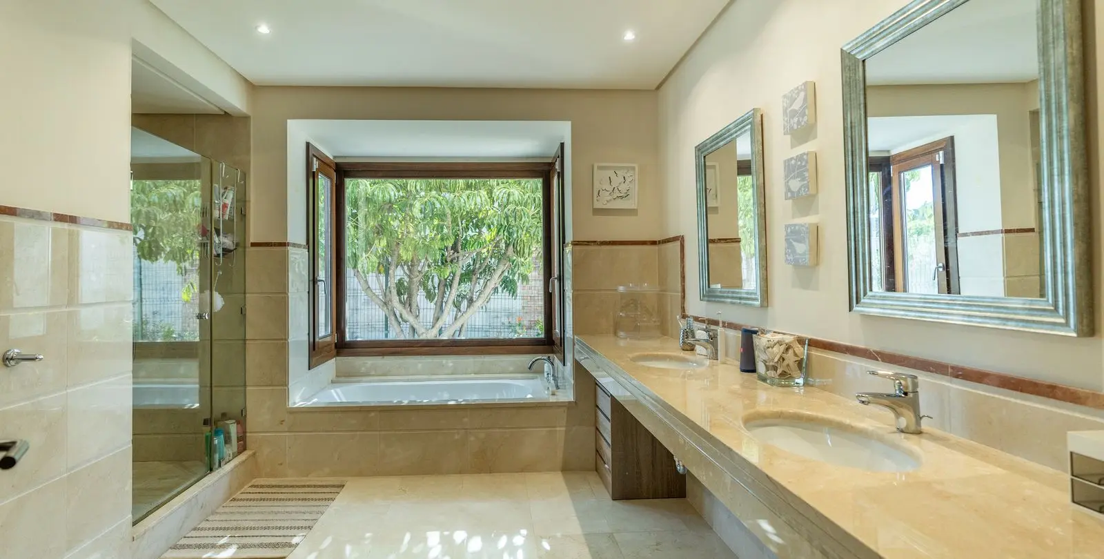 Sale of detached villa in El Paraiso 24