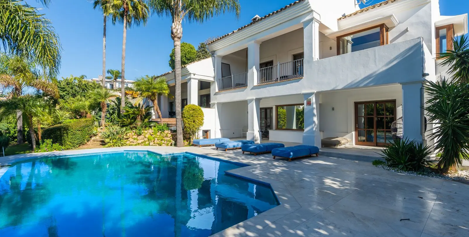 Sale of detached villa in El Paraiso 39