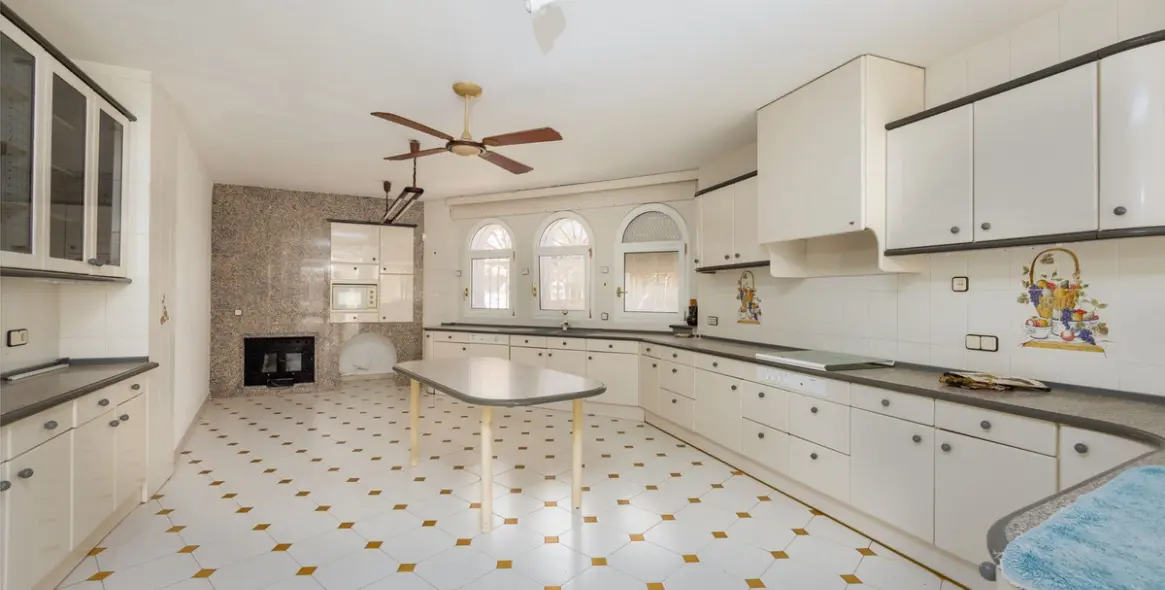 Продажа  отдельно стоящей виллы в Torremuelle 11