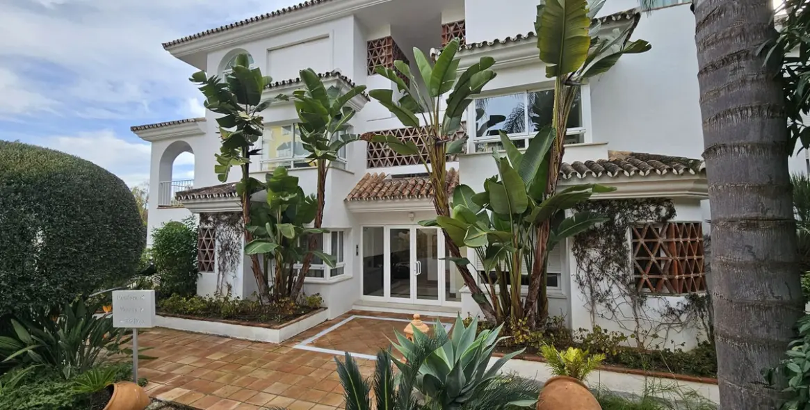 Долгосрочная аренда апартаментов на первом этаже в The Golden Mile 1