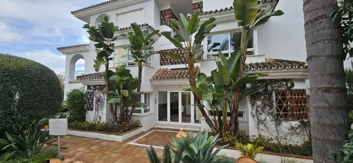 Alquiler a largo plazo de apartamento en planta baja en The Golden Mile 0