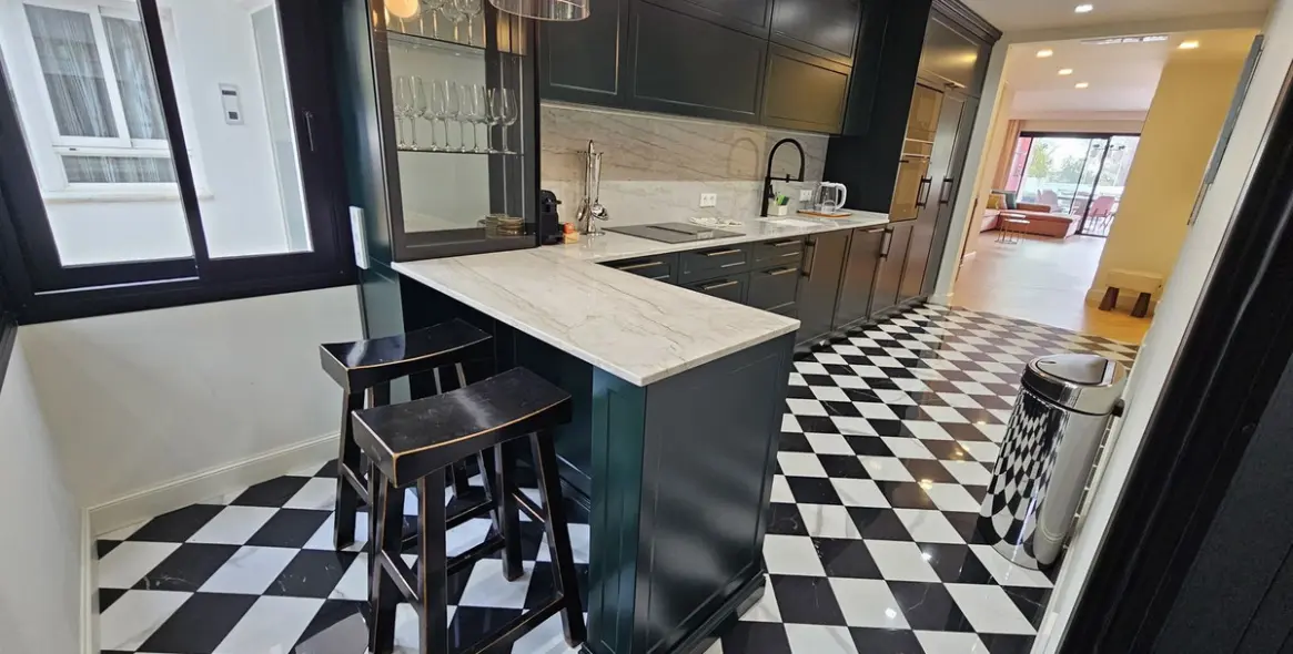 Долгосрочная аренда апартаментов на первом этаже в The Golden Mile 24