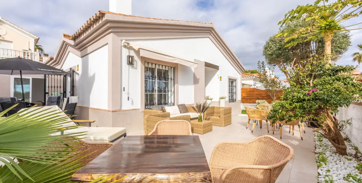 Sale of detached villa in La Duquesa 1