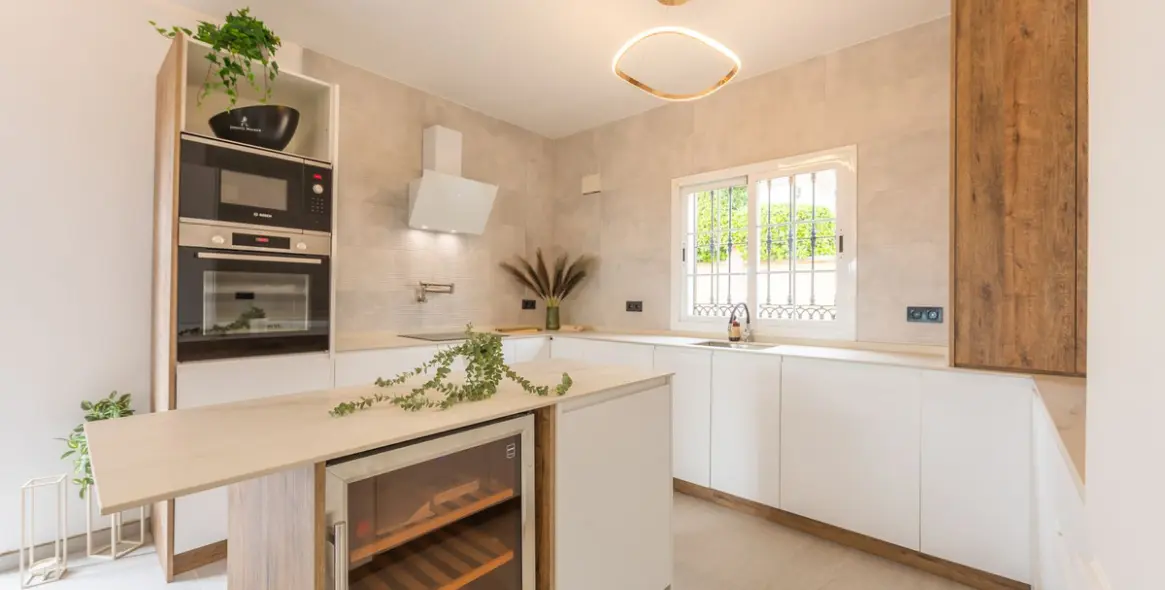 Sale of detached villa in La Duquesa 11