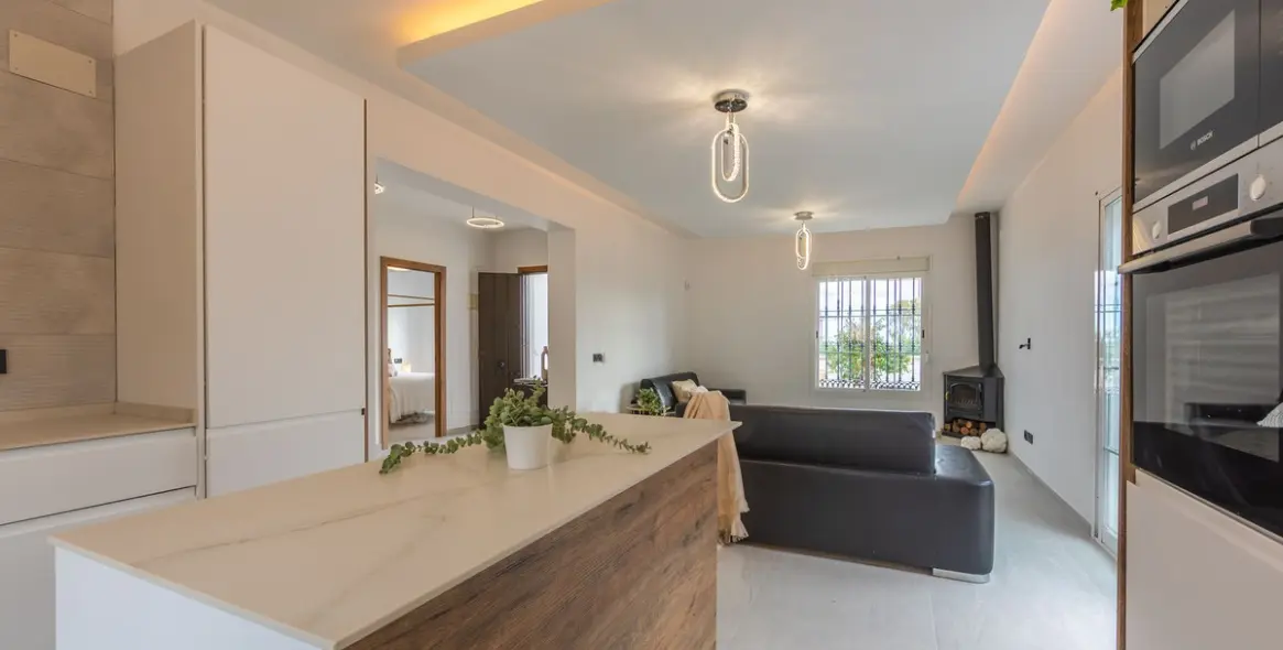 Sale of detached villa in La Duquesa 12