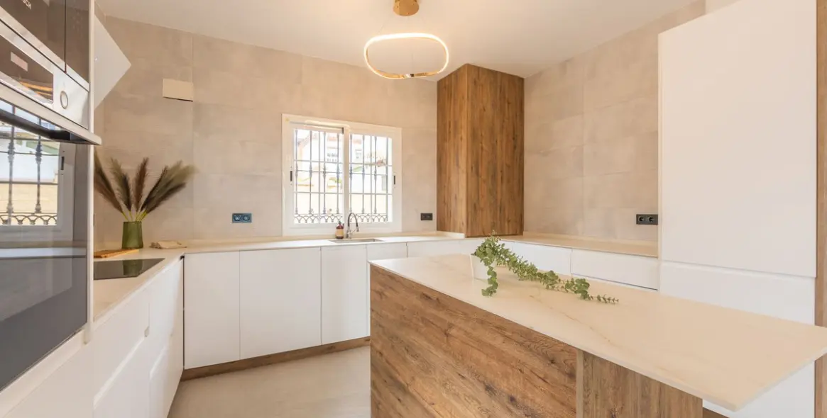 Sale of detached villa in La Duquesa 13