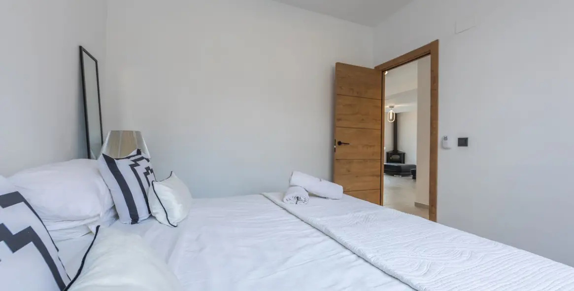 Sale of detached villa in La Duquesa 26