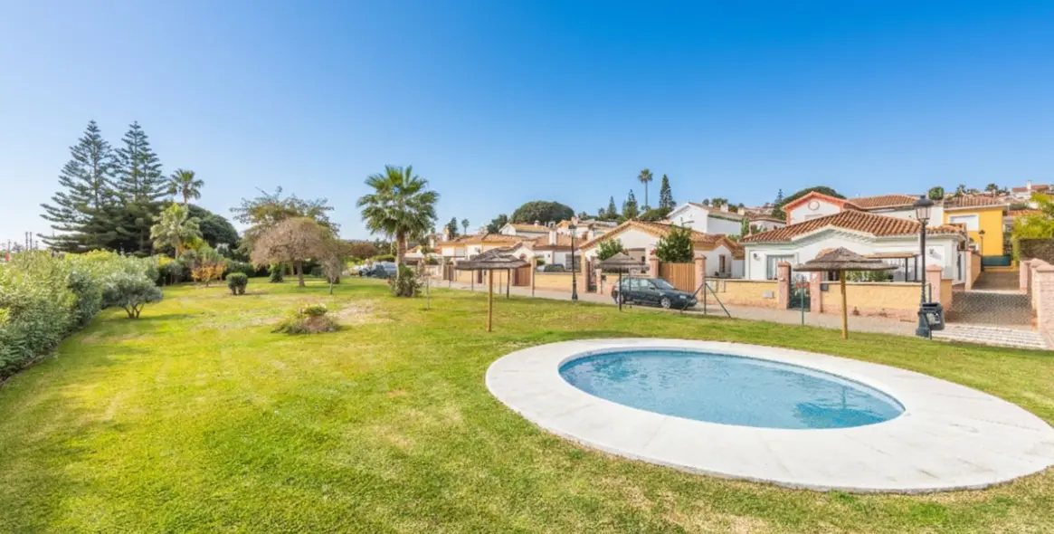 Sale of detached villa in La Duquesa 32